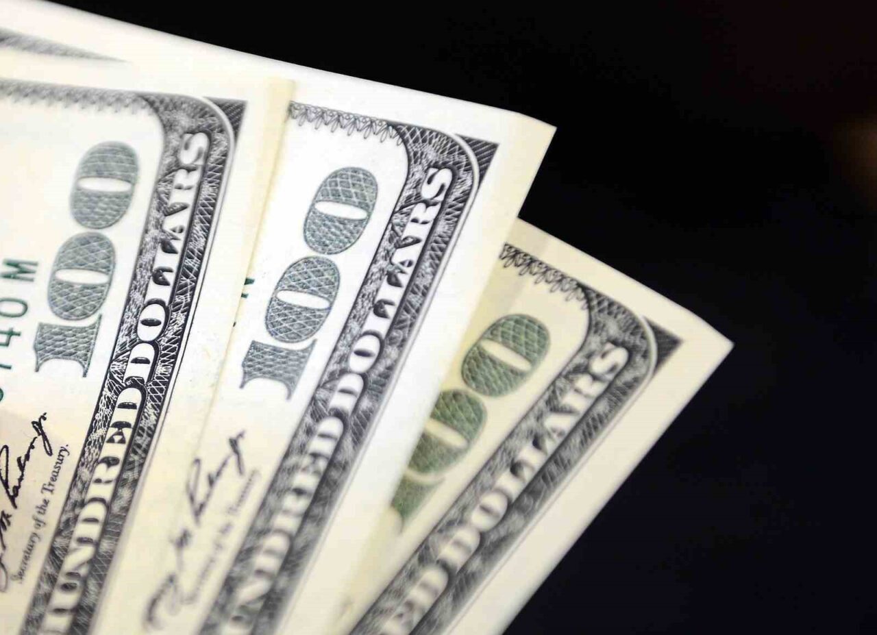 Döviz piyasasında, dolar 41,8220 lira, euro ise 48,4890 lira üzerinden