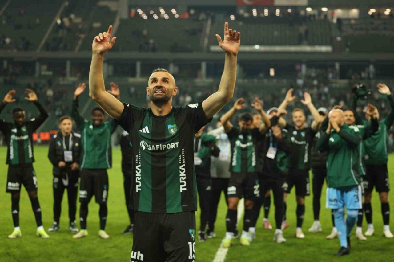 Kocaelispor'un 34 yaşındaki forveti Serdar Dursun, Corendon Alanyaspor karşısında attığı
