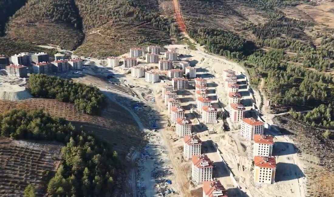 Hatay'ın Antakya ilçesinde, deprem sonrası inşa edilen afet konutlarını inceleyen