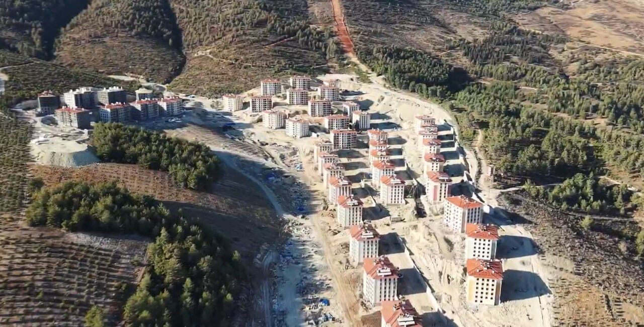 Hatay'ın Antakya ilçesinde, deprem sonrası inşa edilen afet konutlarını inceleyen