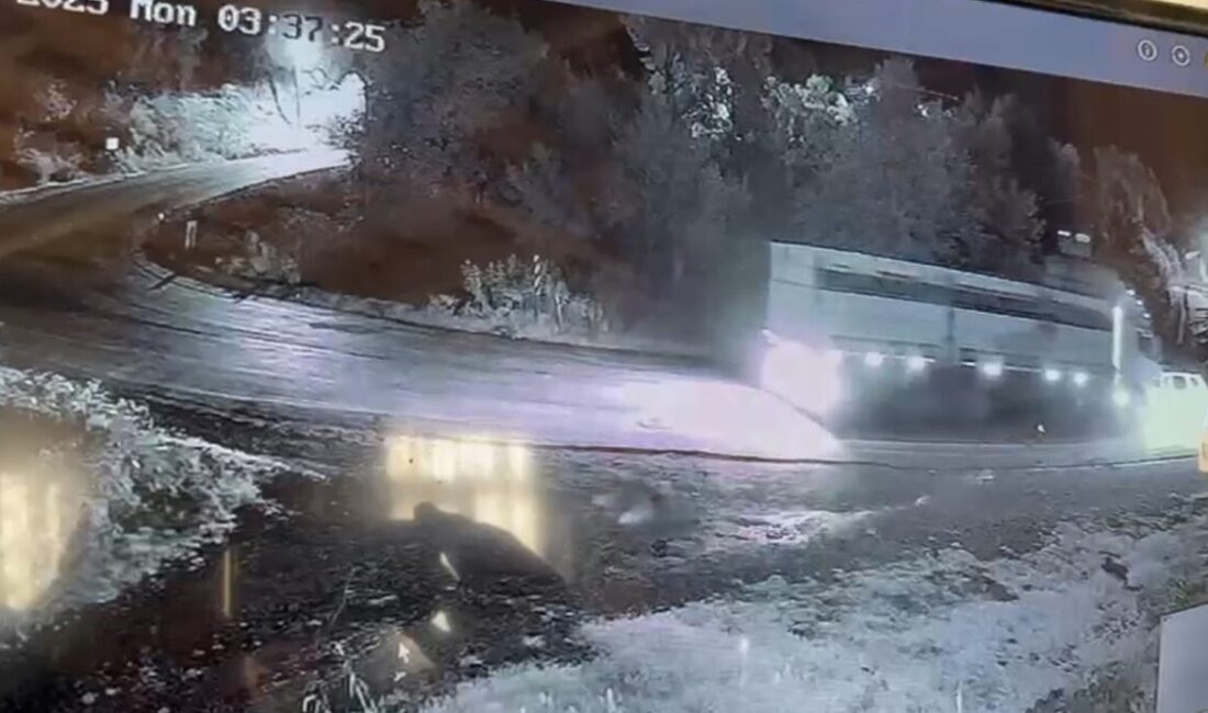 Niksar’da kamyonla otomobil çarpıştı: Kaza anı güvenlik kamerasına yansıdı Tokat'ın Niksar ilçesinde Y.G. yönetimindeki kamyon ile M.G. idaresindeki otomobil