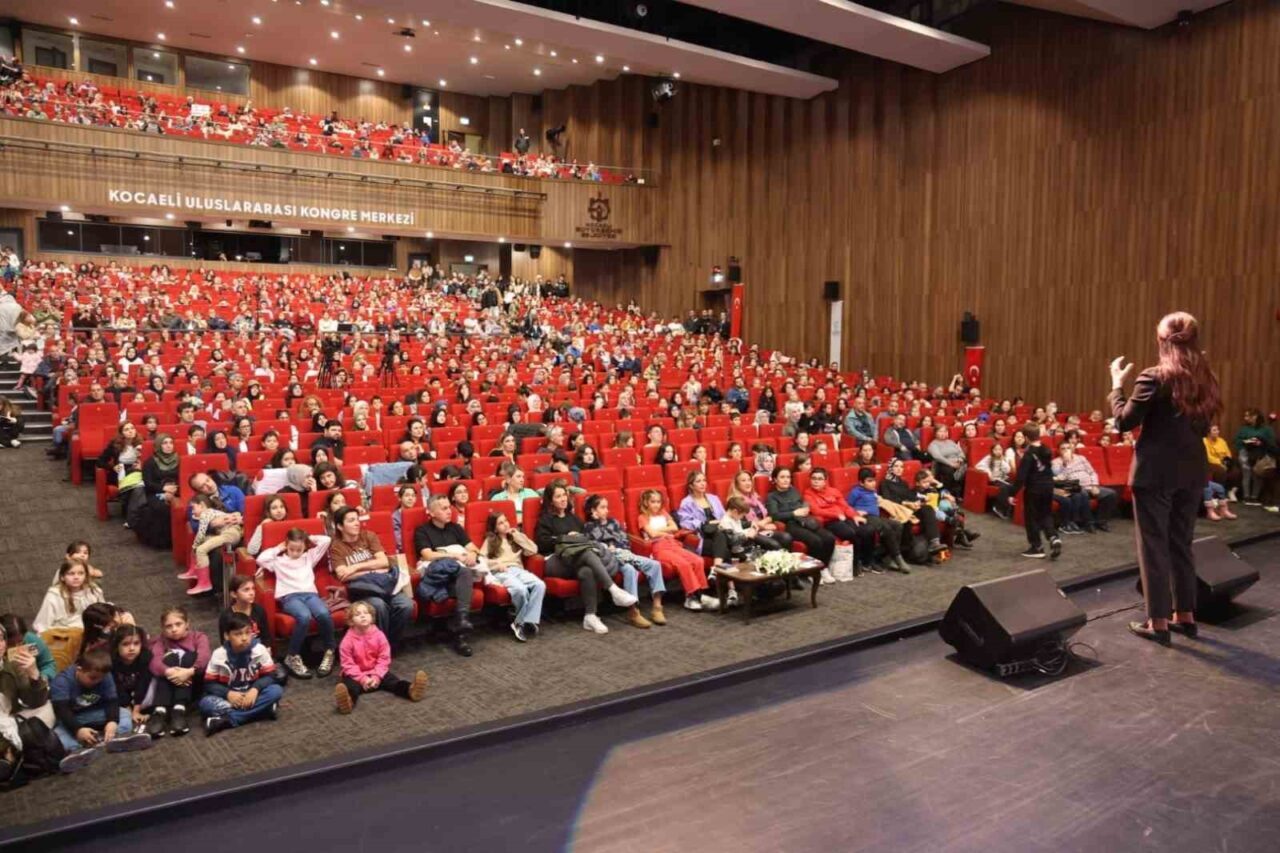 Kocaeli Kitap Fuarı'nda yoğun ilgi gören yazar Şermin Yaşar, Türkçenin
