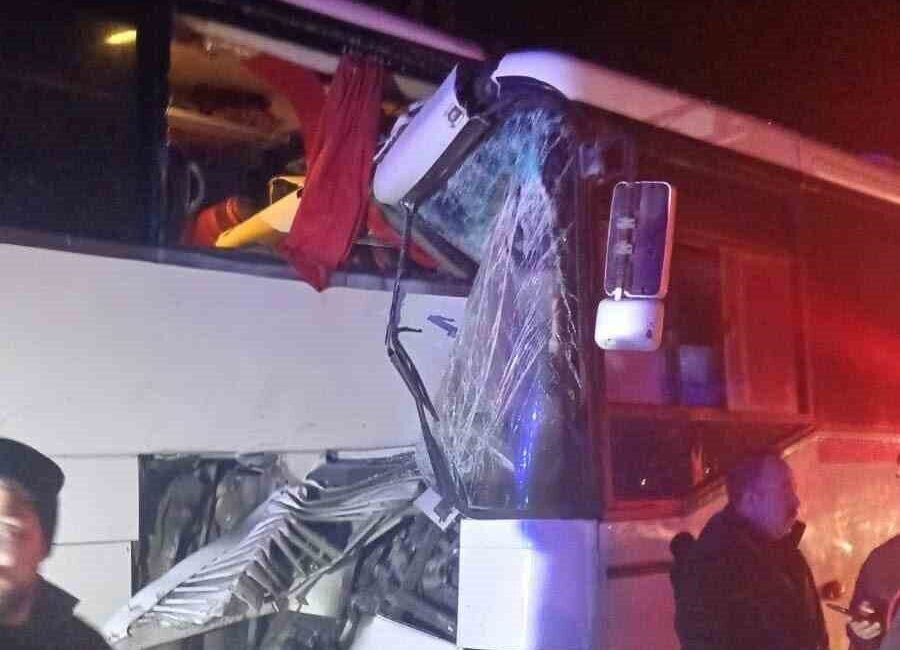 Sinop-Samsun Karayolu’nda Servis Otobüsünün Yolcu Otobüsüne Çarpması Sonucu 13 Kişi Yaralandı 17 Ekim Cuma gecesi Sinop-Samsun karayolunda bir servis otobüsü, önündeki