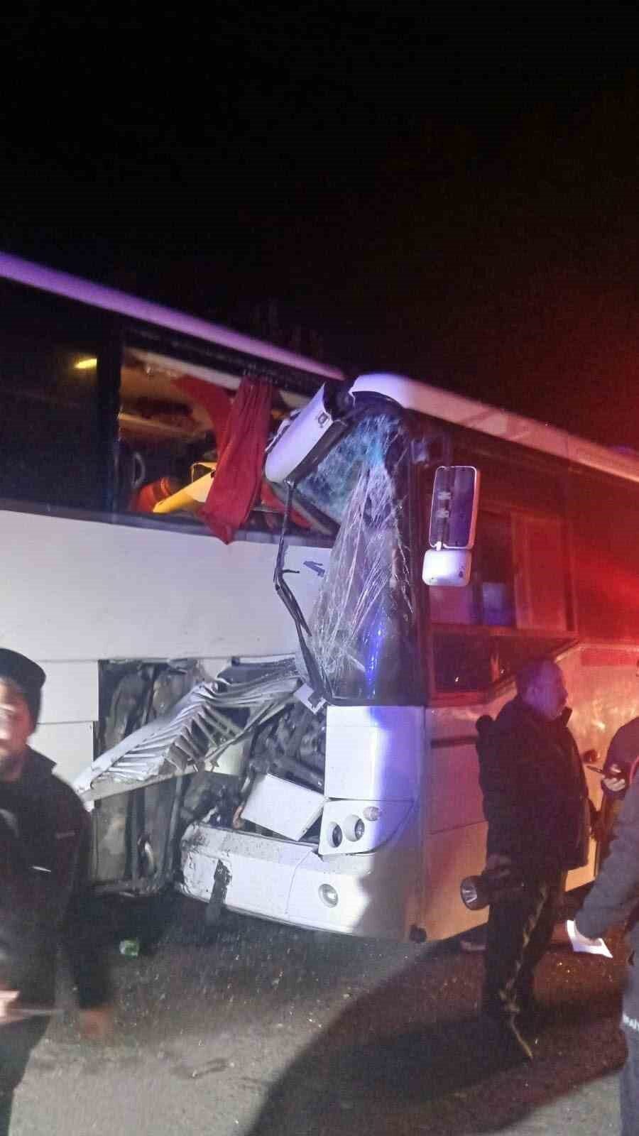 17 Ekim Cuma gecesi Sinop-Samsun karayolunda bir servis otobüsü, önündeki