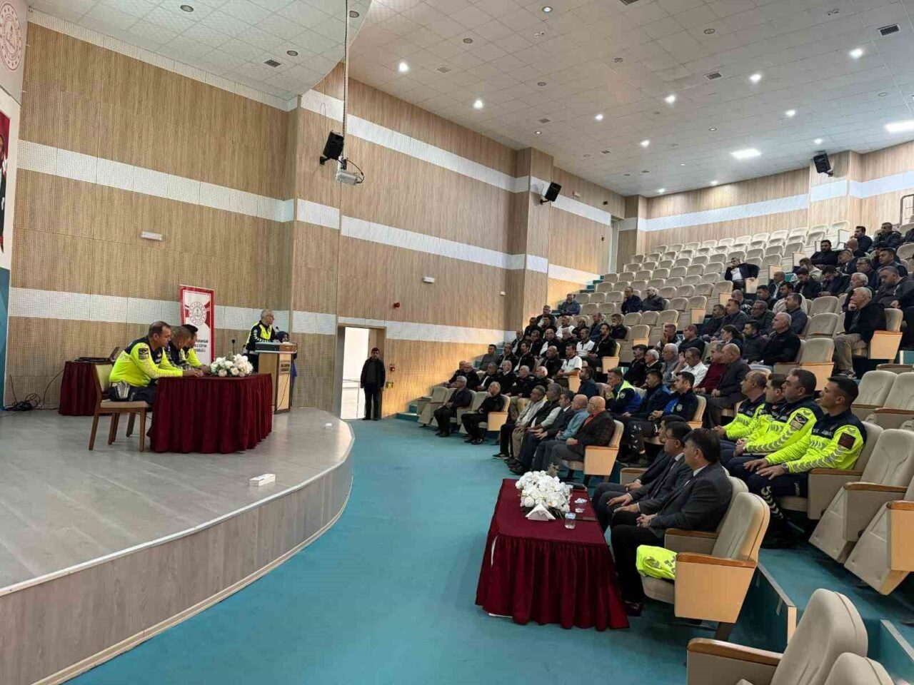 Afyonkarahisar'da jandarma ve emniyet ekipleri, 133 servis şoförüne trafik eğitimi