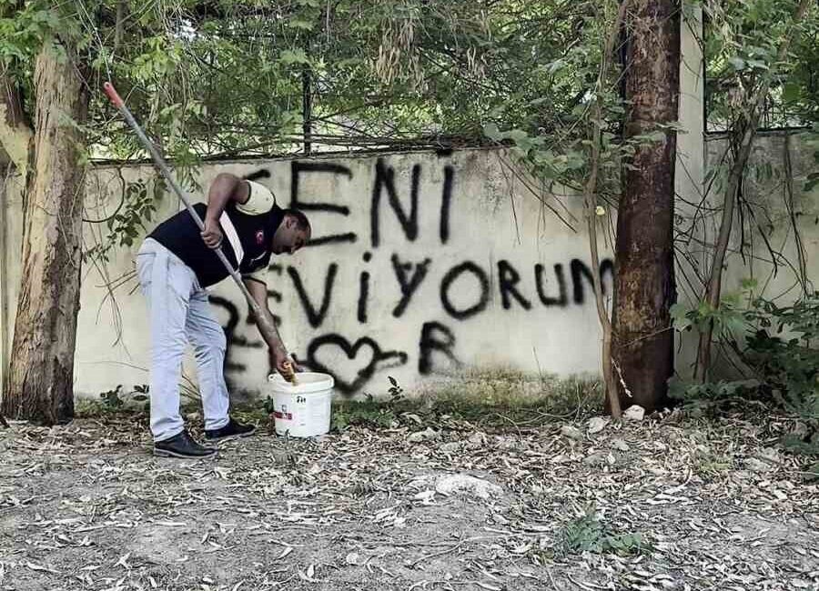 Hatay'da bir vatandaşın duvara yazdığı "Seni Seviyorum" ifadesi, Antakya Belediyesi