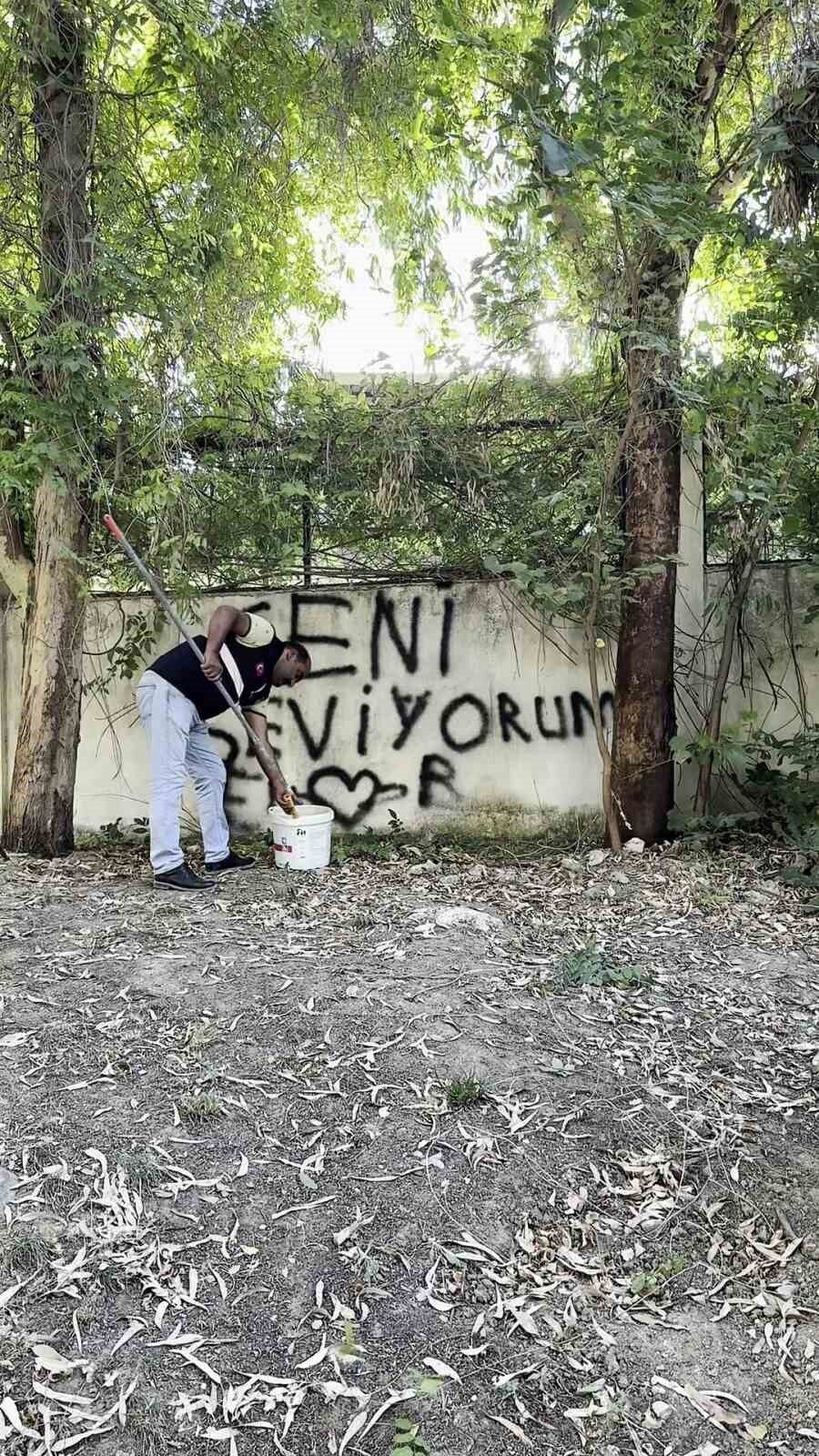 Hatay'da bir vatandaşın duvara yazdığı "Seni Seviyorum" ifadesi, Antakya Belediyesi