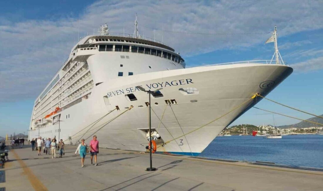Bodrum'a gelen "Seven Seas Voyager" adlı yolcu gemisi, 674 yolcuyla