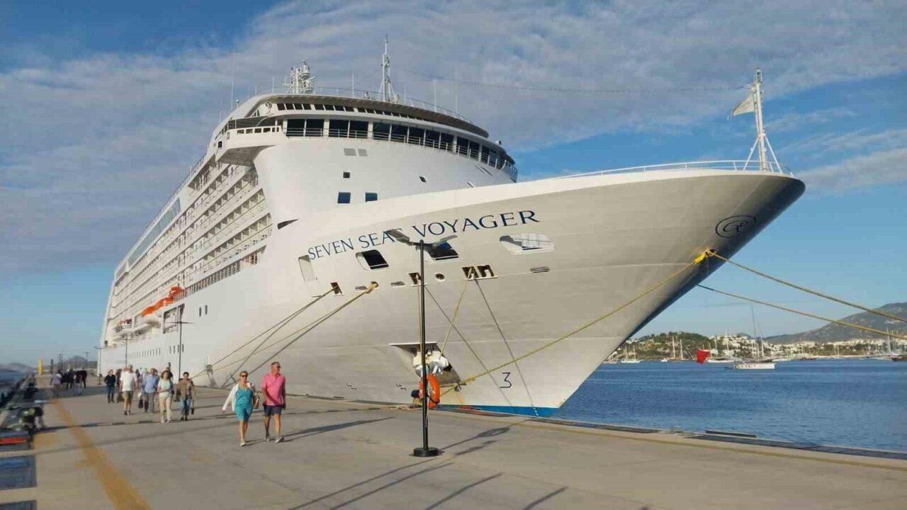 Bodrum'a gelen "Seven Seas Voyager" adlı yolcu gemisi, 674 yolcuyla