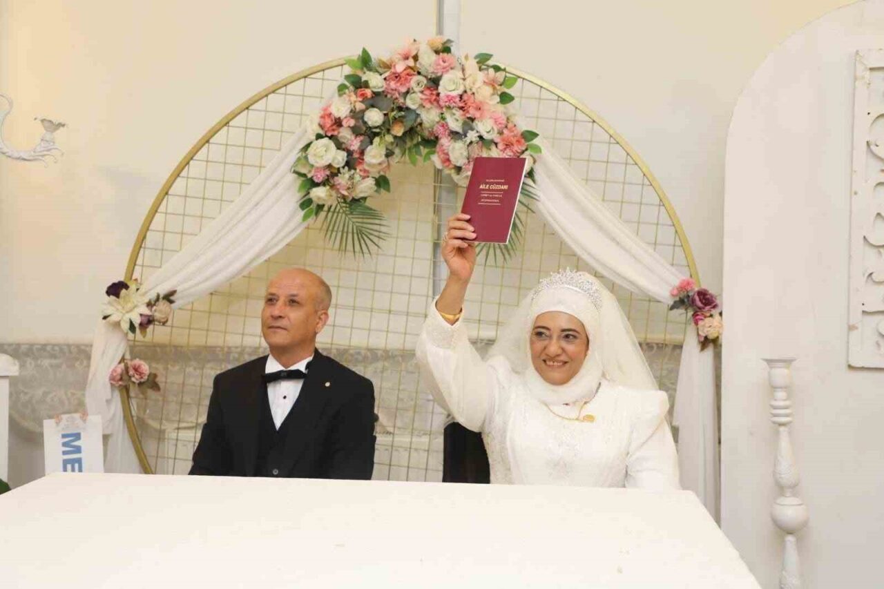 Manisa'nın Turgutlu ilçesinde Sevgi Özdemir ve Mustafa Sarı'nın düğününde duygusal