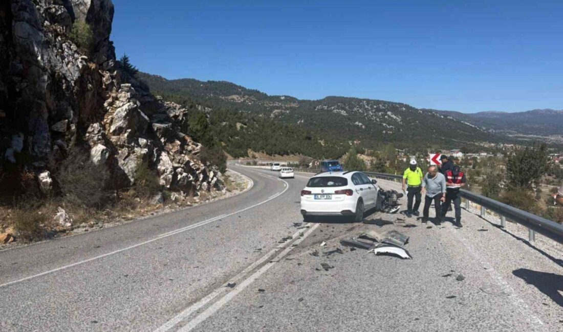 Muğla'nın Seydikemer ilçesinde meydana gelen trafik kazasında, otomobil ile motosiklet