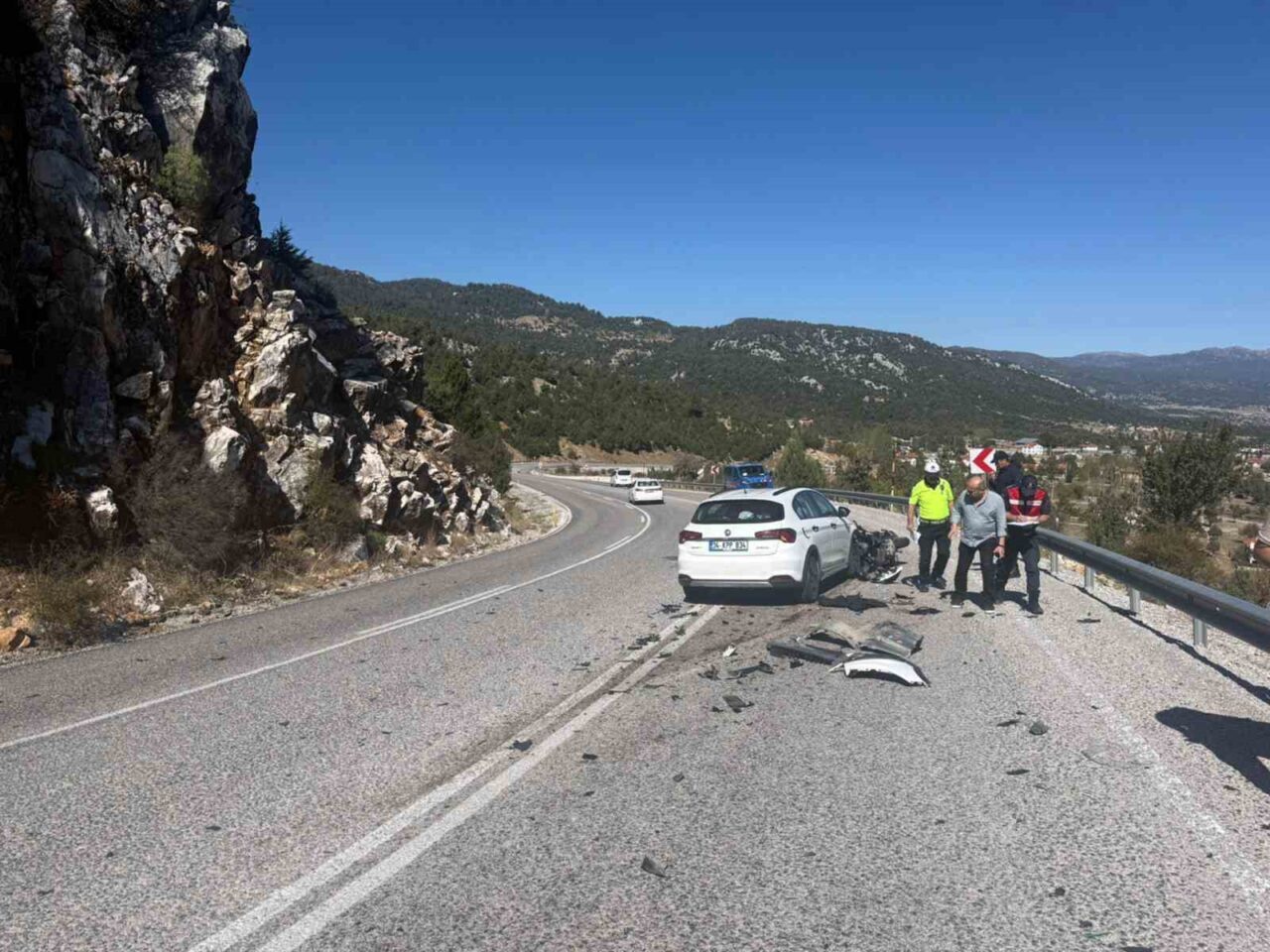 Muğla'nın Seydikemer ilçesinde meydana gelen trafik kazasında, otomobil ile motosiklet