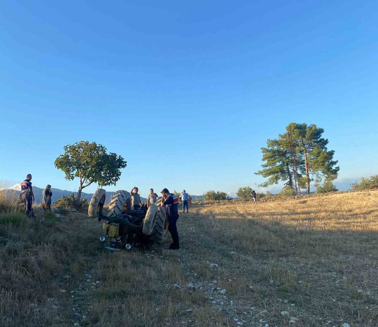Muğla'nın Seydikemer ilçesinde 77 yaşındaki Bayram Keskin, traktörüyle çalışırken kazada