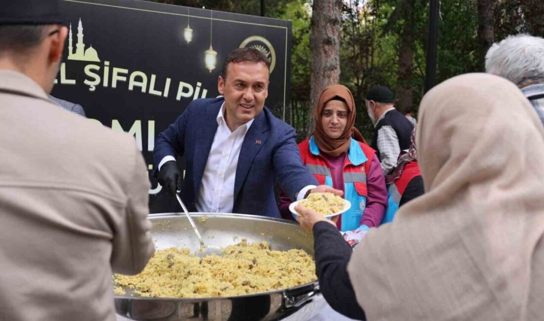 Bilecik Valisi Faik Oktay Sözer, geleneksel şifalı pilav etkinliğinde vatandaşlarla
