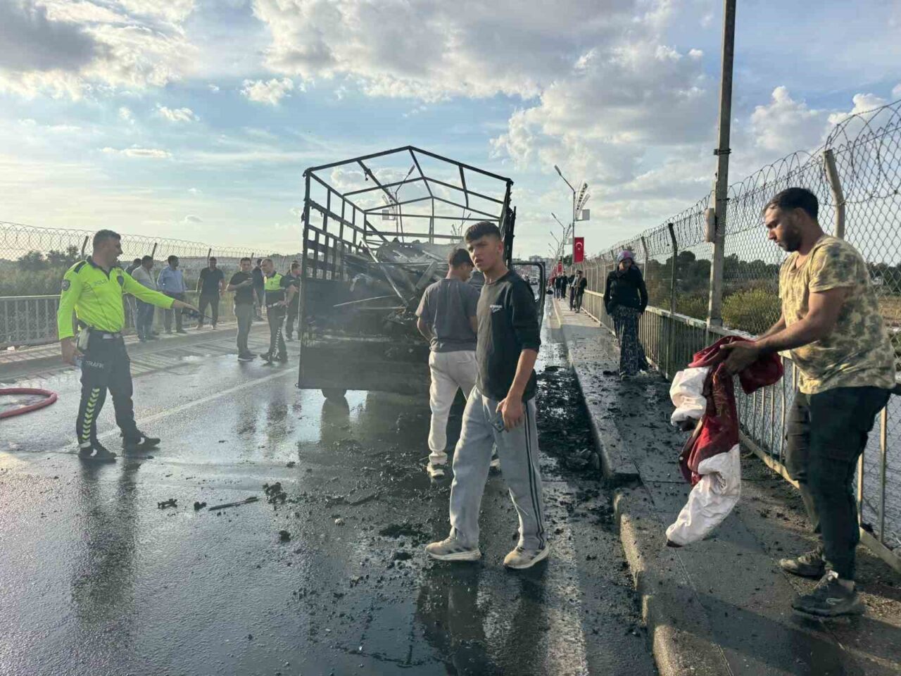 Şanlıurfa'nın Birecik ilçesinde, Mehmet A. yönetimindeki kamyonet, aniden alev aldı.