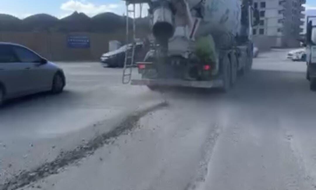 Hatay'da seyir halindeki bir beton mikseri, aniden yola beton dökerek