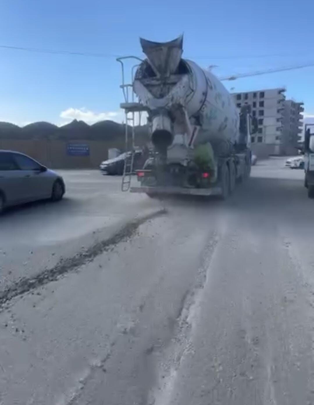 Hatay'ın Antakya ilçesinde bir beton mikserinin seyir halindeyken yola beton