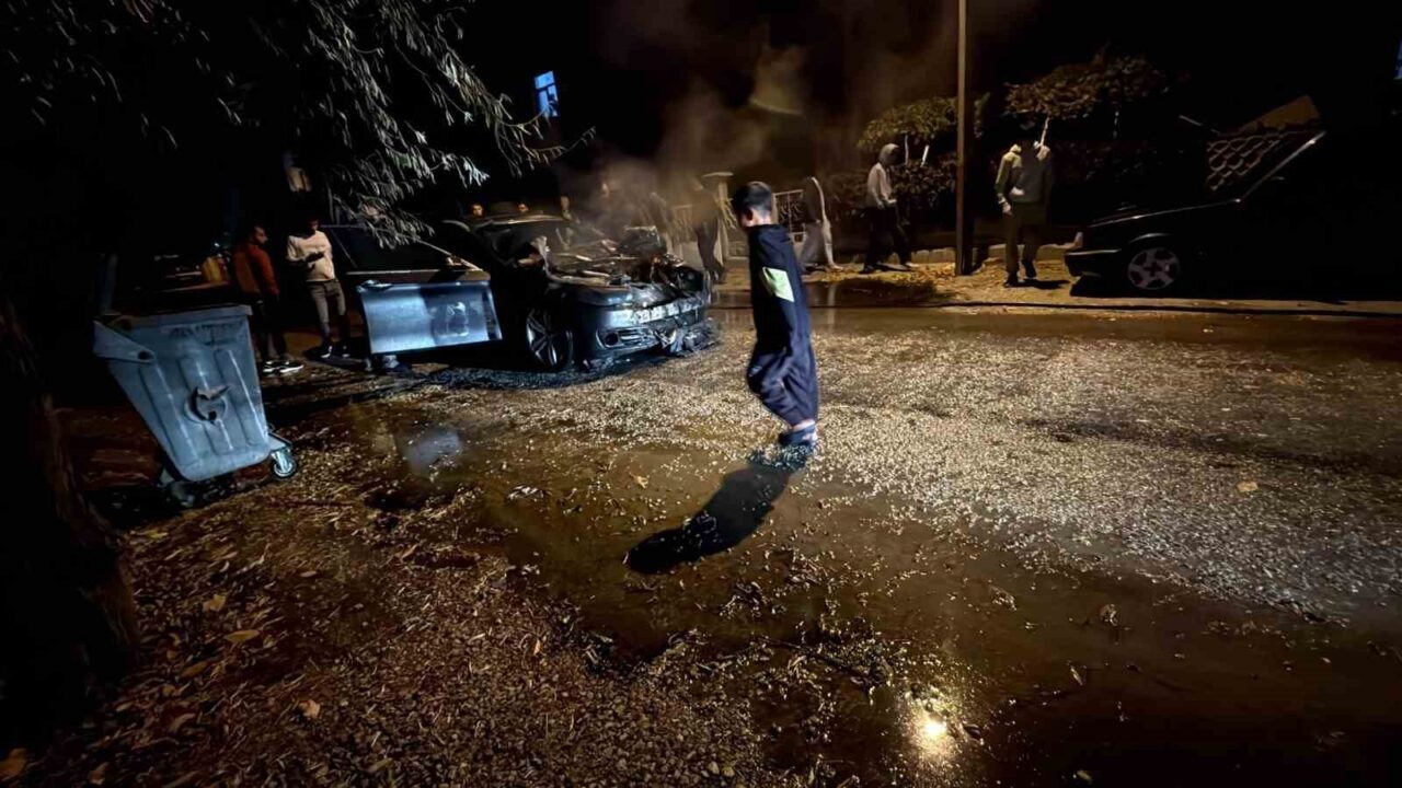 Konya'nın Karapınar ilçesinde Ş.A. yönetimindeki otomobil, duman çıkarmaya başlayınca yol