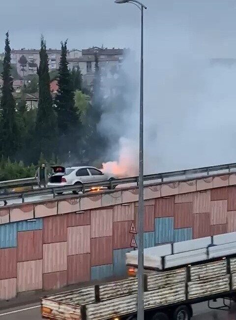Karabük'te seyir halindeki Z.A. yönetimindeki otomobilin motoru alev aldı. Sürücü,