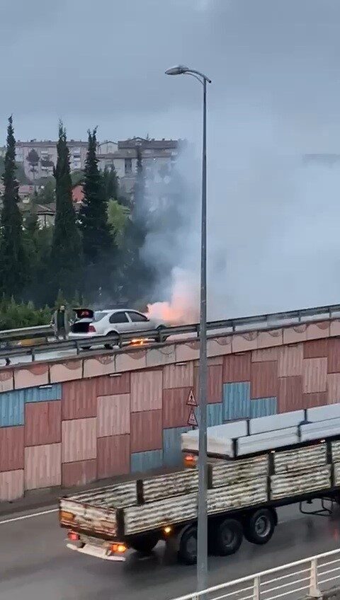 Karabük'te seyir halindeki Z.A. yönetimindeki otomobilin motoru alev aldı. Sürücü,