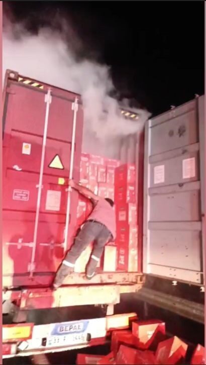 Osmaniye'nin Düziçi ilçesinde makarna yüklü bir tır, balata arızası nedeniyle