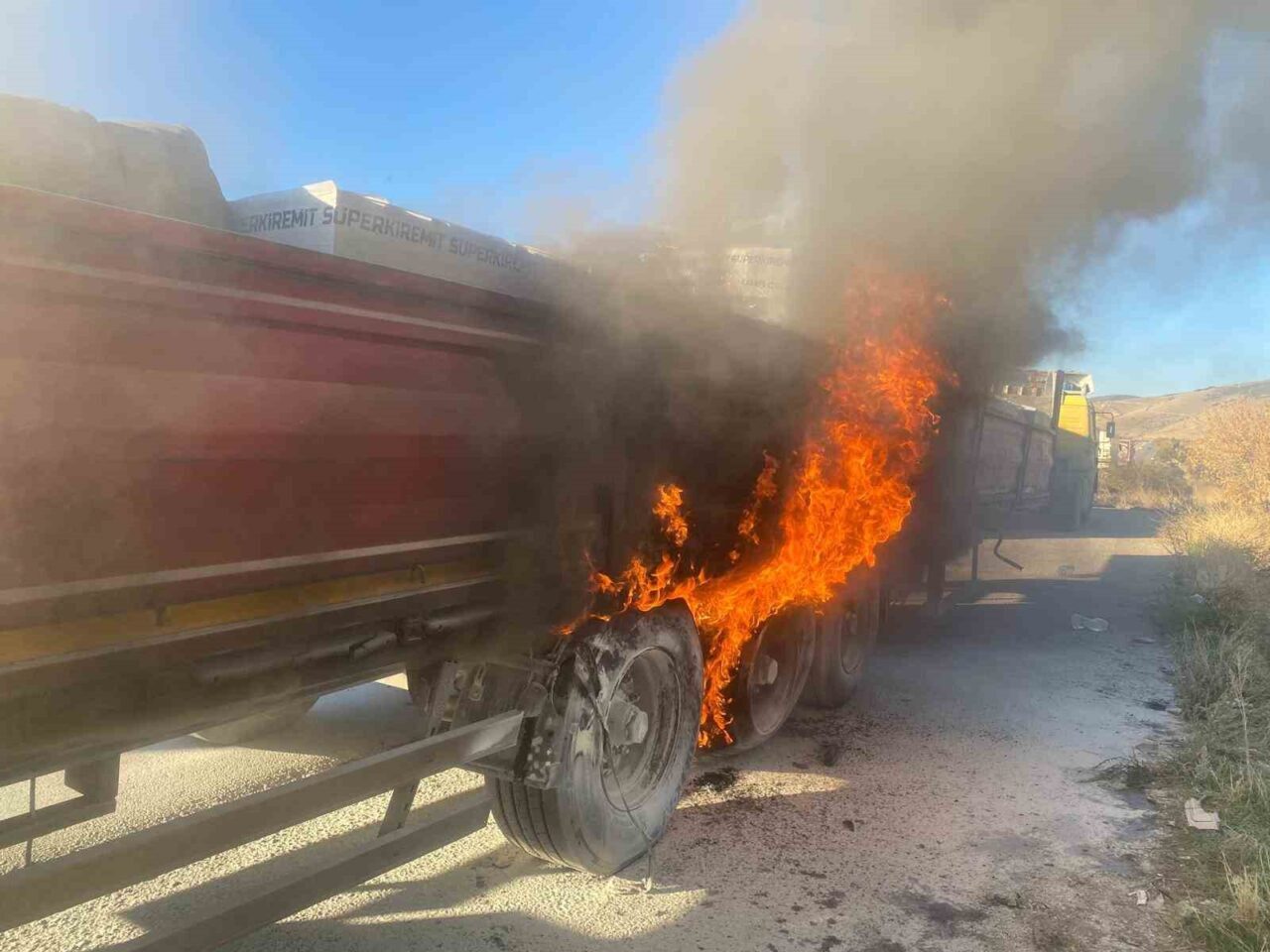 Afyonkarahisar'da M.K. yönetimindeki tırın dorsesindeki lastikler yanmaya başladı. Sürücünün ihbarıyla