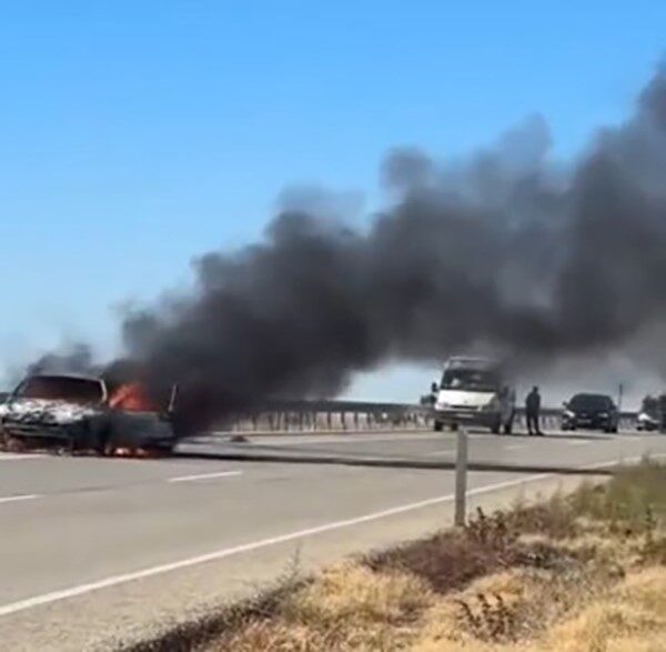 Kırşehir'in Akpınar ilçesinde H.O. yönetimindeki otomobil, seyir halindeyken motor kısmından
