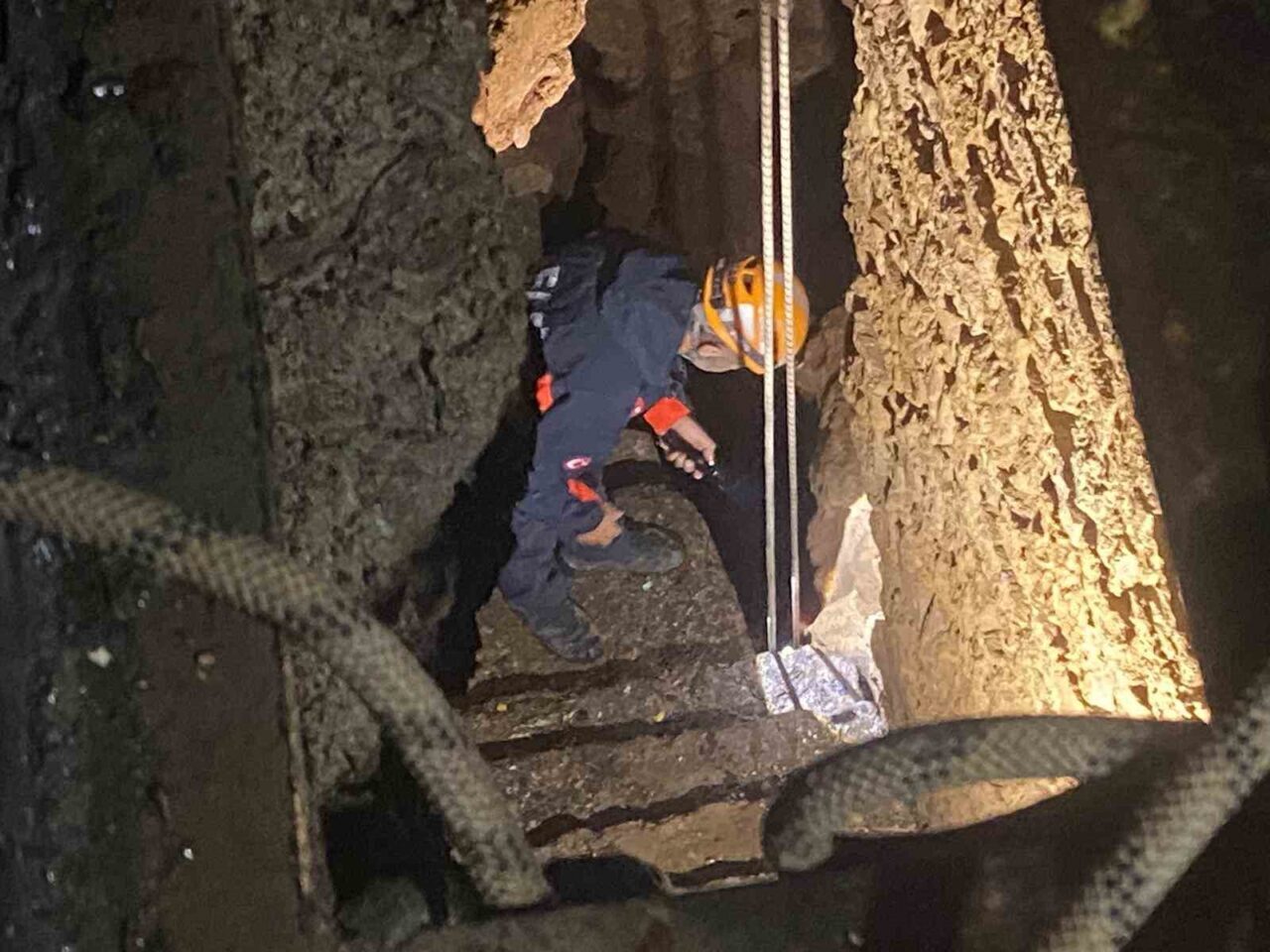 Antalya'da SUP board yaparken kötü havadan dolayı bir mağaraya sığınan