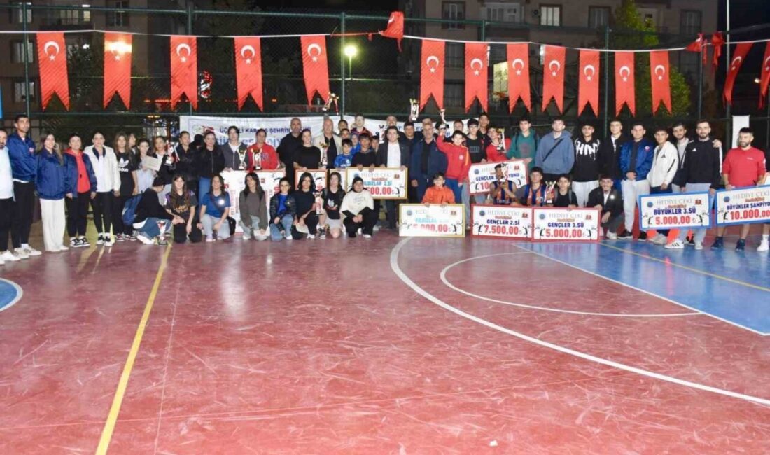 Siirt’te Cumhuriyet Kutlamaları Kapsamında 3×3 Sokak Basketbolu Turnuvası Finali Gerçekleşti Siirt Belediyesi, Cumhuriyetin 102. yılı etkinlikleri kapsamında 4. kez 3x3