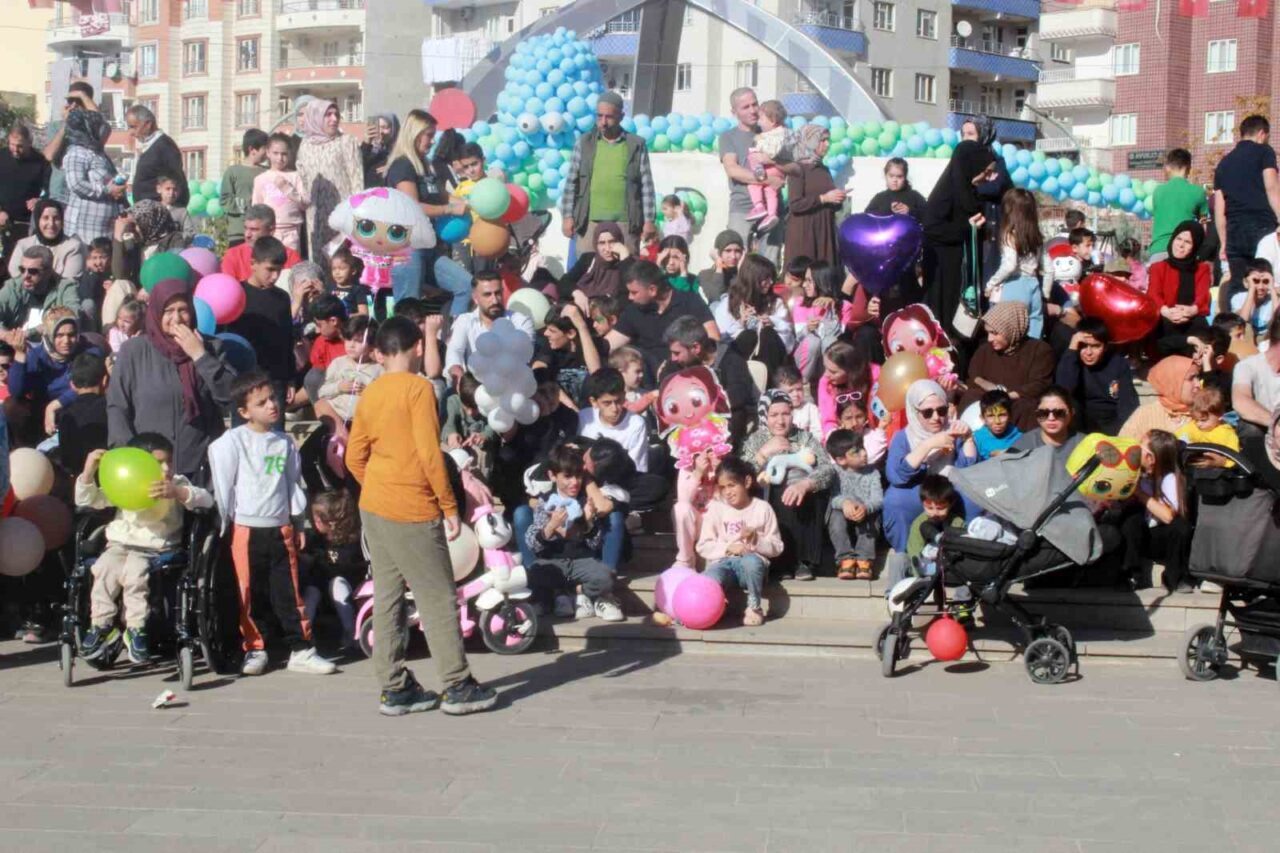 Siirt'te düzenlenen "Bir Balon Yeter Aile Festivali"nde yüzlerce çocuk ve