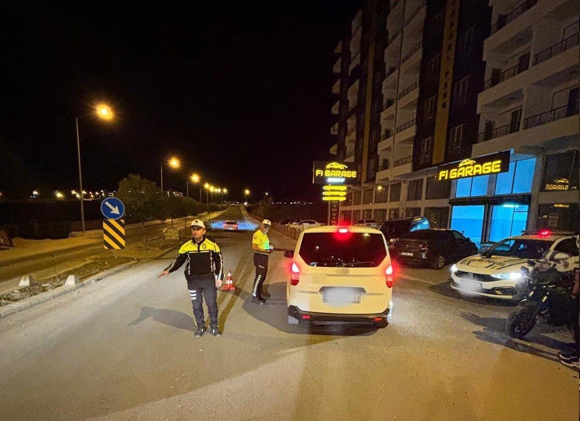 Siirt'te yapılan alkol denetiminde 17 araç ve sürücüsüne toplamda 99
