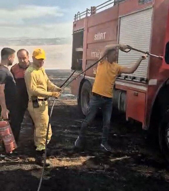 Siirt’in Aktaş köyünde anız yangınına müdahale eden itfaiye aracı alevler