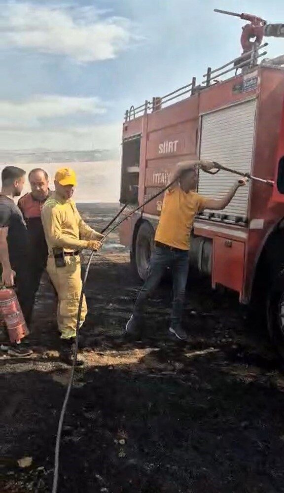 Siirt’in Aktaş köyünde anız yangınına müdahale eden itfaiye aracı alevler
