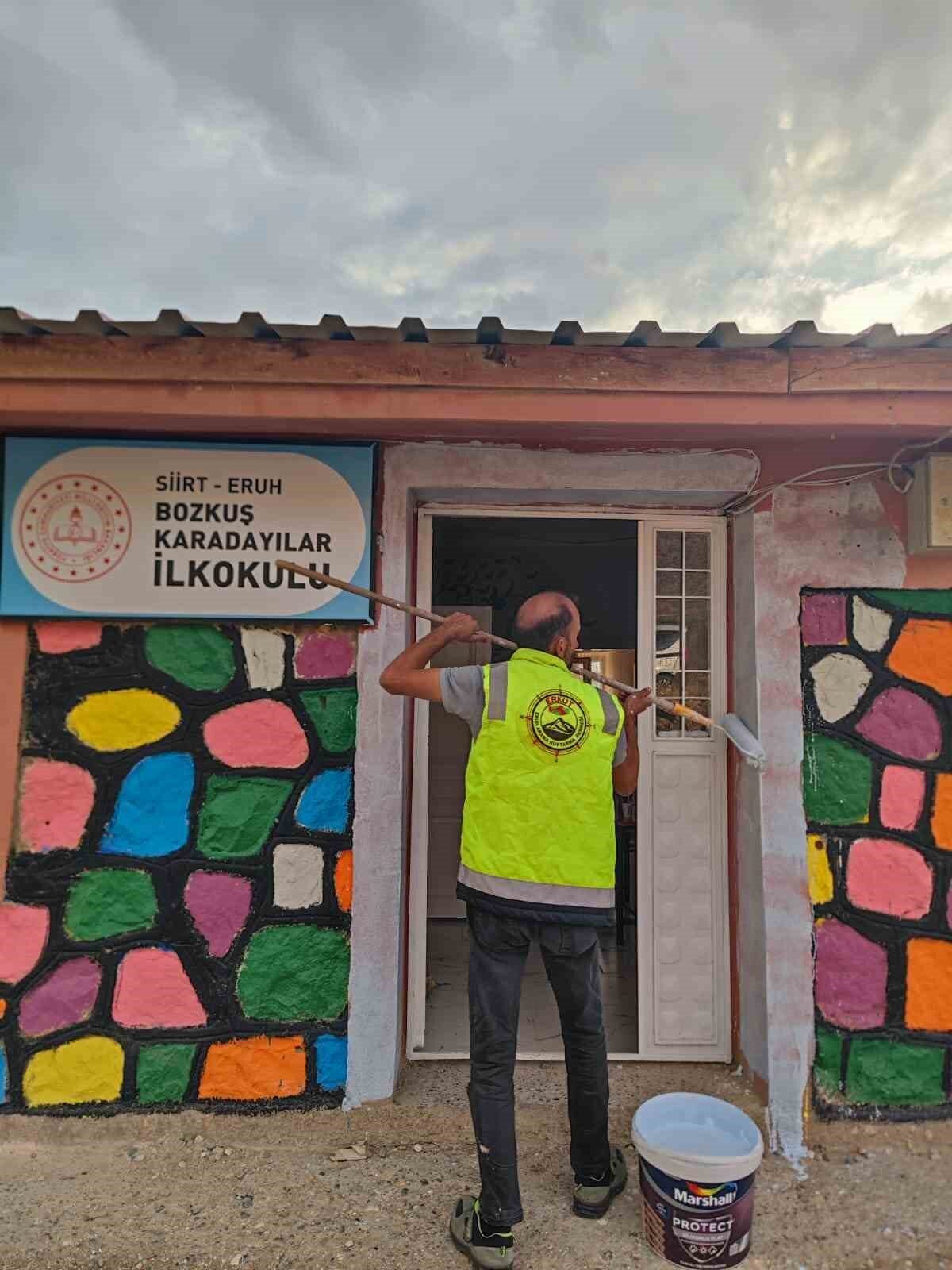 Siirt’in Eruh ilçesinde, Bozkuş Karadaylılar İlkokulu'nun duvarları, Eruh arama kurtarma