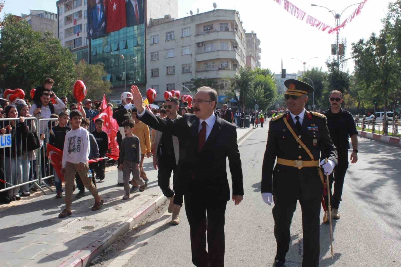 Siirt’te Cumhuriyet Bayramı coşkuyla kutlandı. 15 Temmuz Demokrasi Meydanı’ndaki tören,