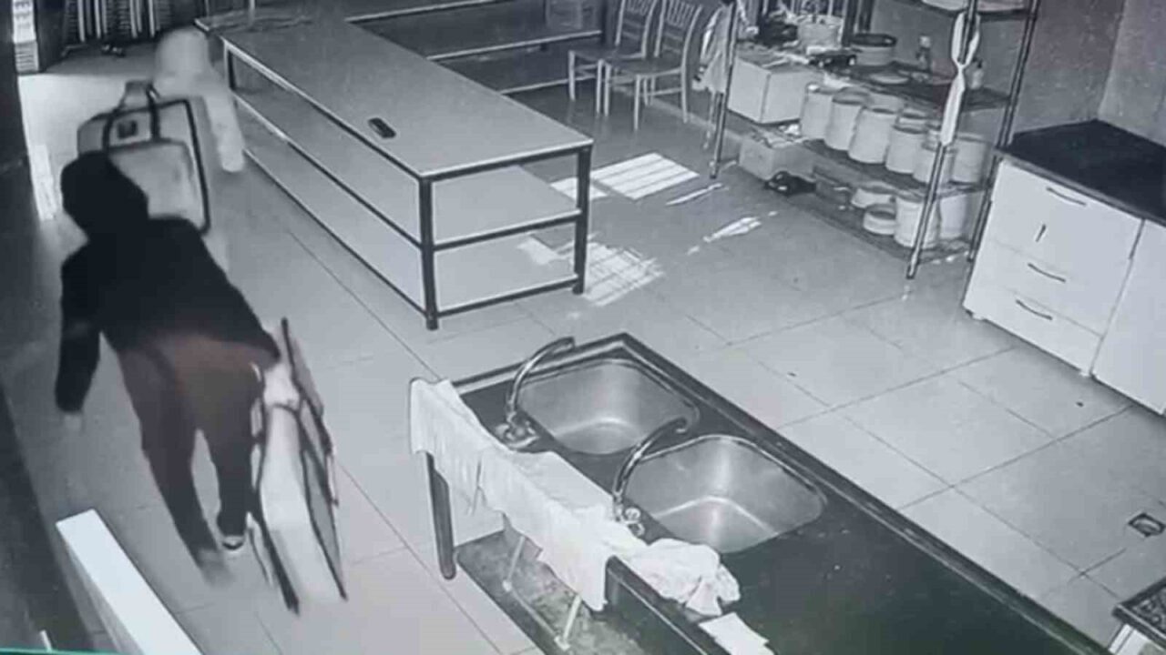 Siirt'te bir düğün salonundan 220 bin lira değerinde müzik ekipmanının