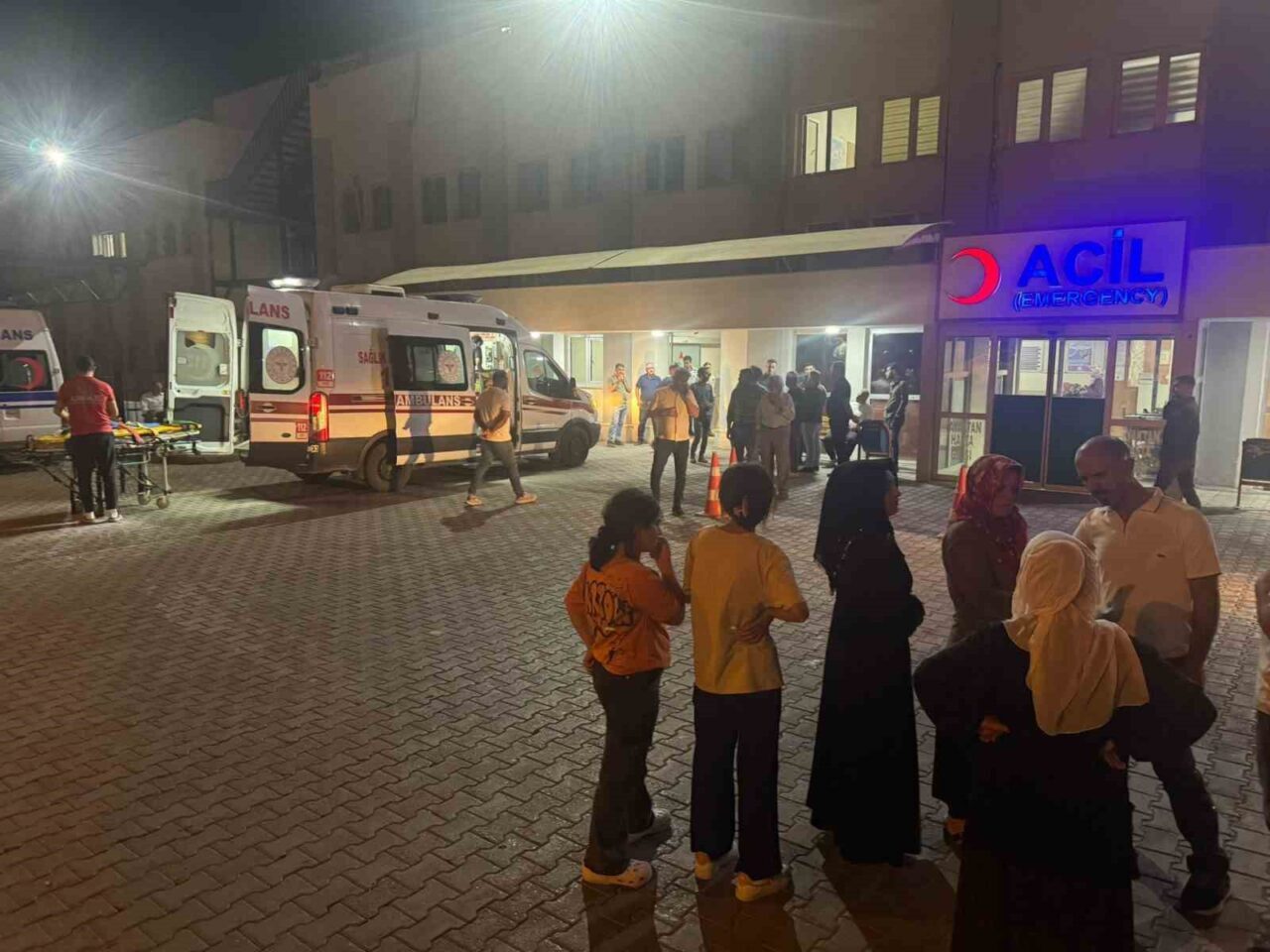 Siirt’in Kurtalan ilçesinde fıstık işçilerini taşıyan minibüs ile hafif ticari