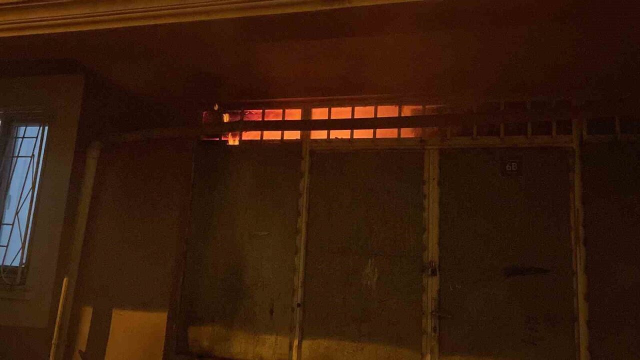 Siirt'te bir apartmanın alt katındaki gıda deposunda çıkan yangın, hızla