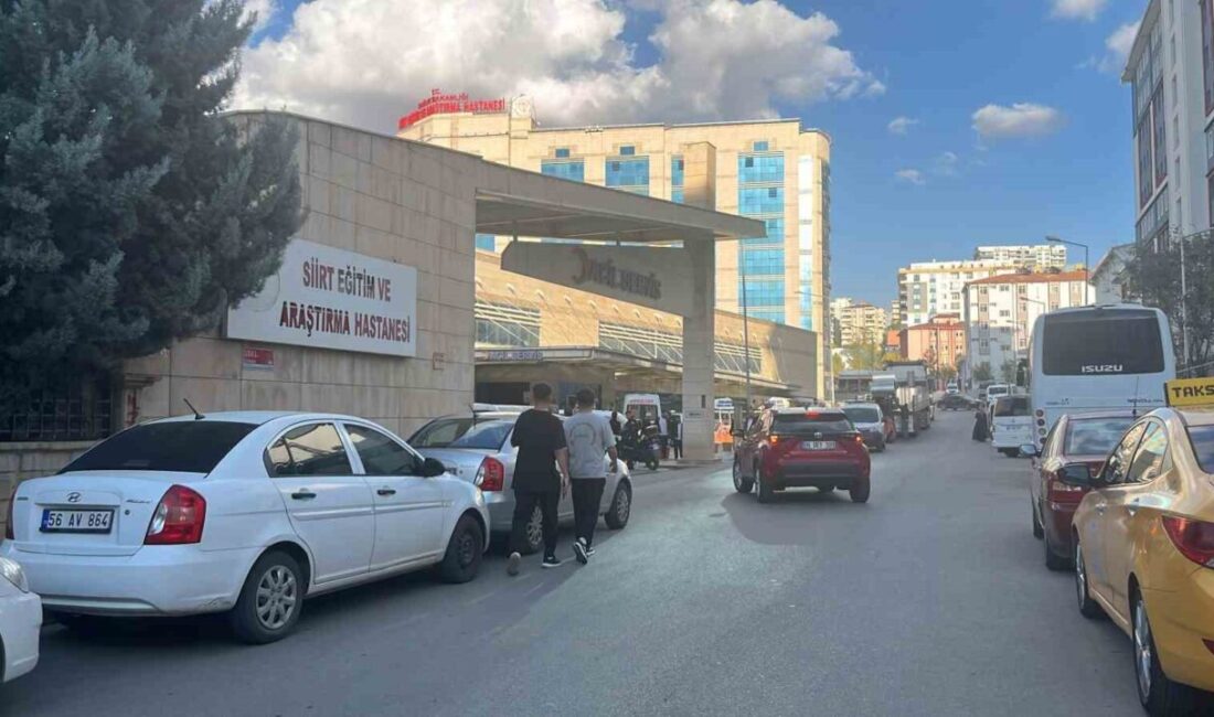 Siirt Hastanesi Bahçesinde Akrabalar Arasında Bıçaklı Kavga: 3 Yaralı Siirt Eğitim ve Araştırma Hastanesi'nin bahçesinde akrabalar arasında çıkan tartışma,