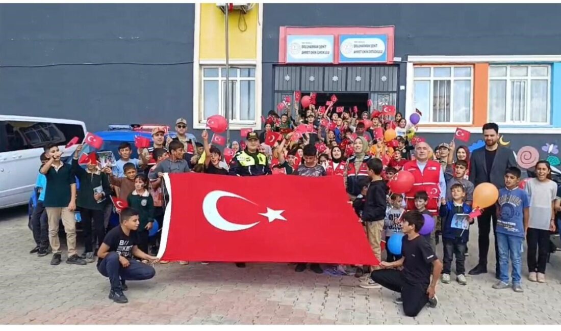 Siirt Jandarma Komutanlığı, Öğrencilere Trafik Güvenliği ve Cumhuriyet Bilincini Aşılamak İçin Etkinlik Düzenledi Siirt İl Jandarma Komutanlığı, 29 Ekim Cumhuriyet Bayramı kapsamında Doluharman