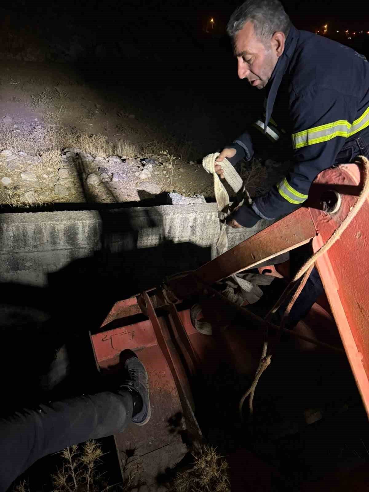 Siirt'in Şavuran Mahallesi'nde, atık su arıtma kanalına düşen inek, itfaiye