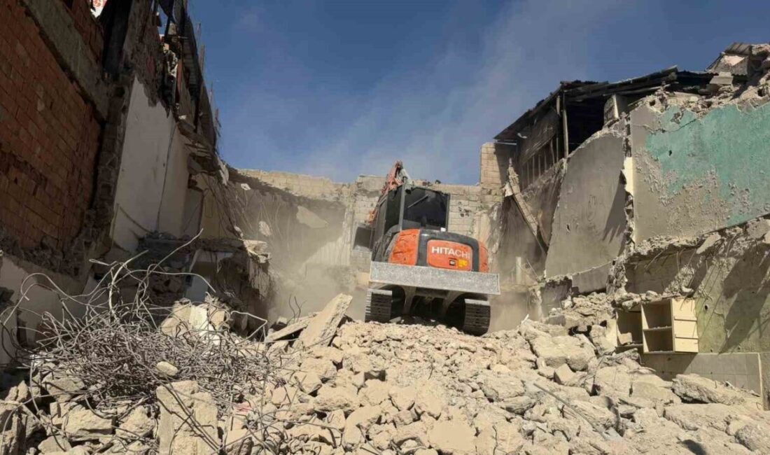 Siirt Belediyesi, metruk yapıların yıkım çalışmalarına devam ediyor. Algül Mahallesi'nde