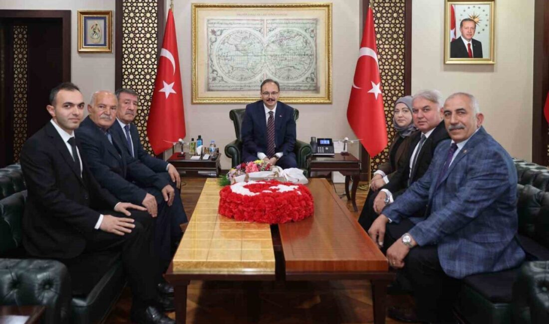 Siirt’te 19 Ekim Muhtarlar Günü Etkinliği Gerçekleştirildi Siirt'te 19 Ekim Muhtarlar Günü dolayısıyla Cumhuriyet Meydanı'nda etkinlik düzenlendi.