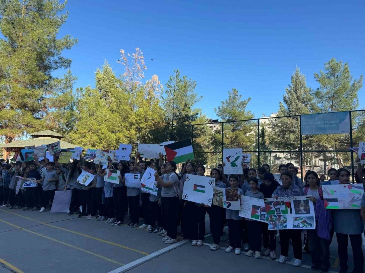 Siirt’in Kurtalan ilçesindeki Selahaddin Eyyubi Ortaokulu, Gazze halkına destek vermek