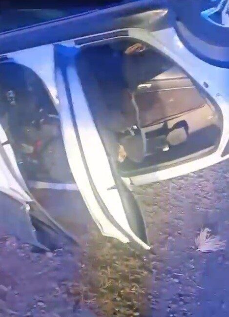 Siirt’te direksiyon hakimiyetinin kaybedilmesi sonucu otomobil takla attı, 2 yaralı var. Siirt'te bir otomobil, sürücüsünün kontrolünü kaybetmesi sonucu takla atarak kaza