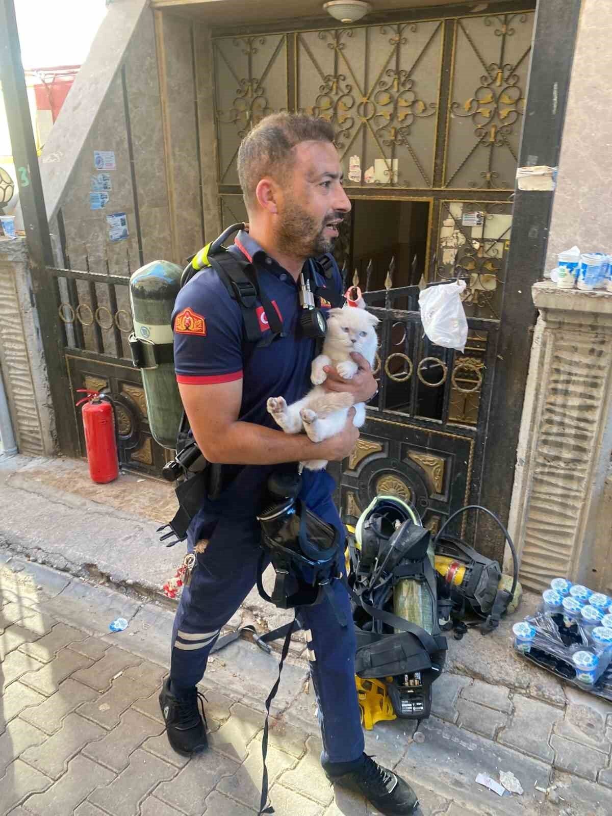 Siirt’in Kurtalan ilçesindeki bir apartmanda çıkan yangında itfaiye ekipleri, 6.