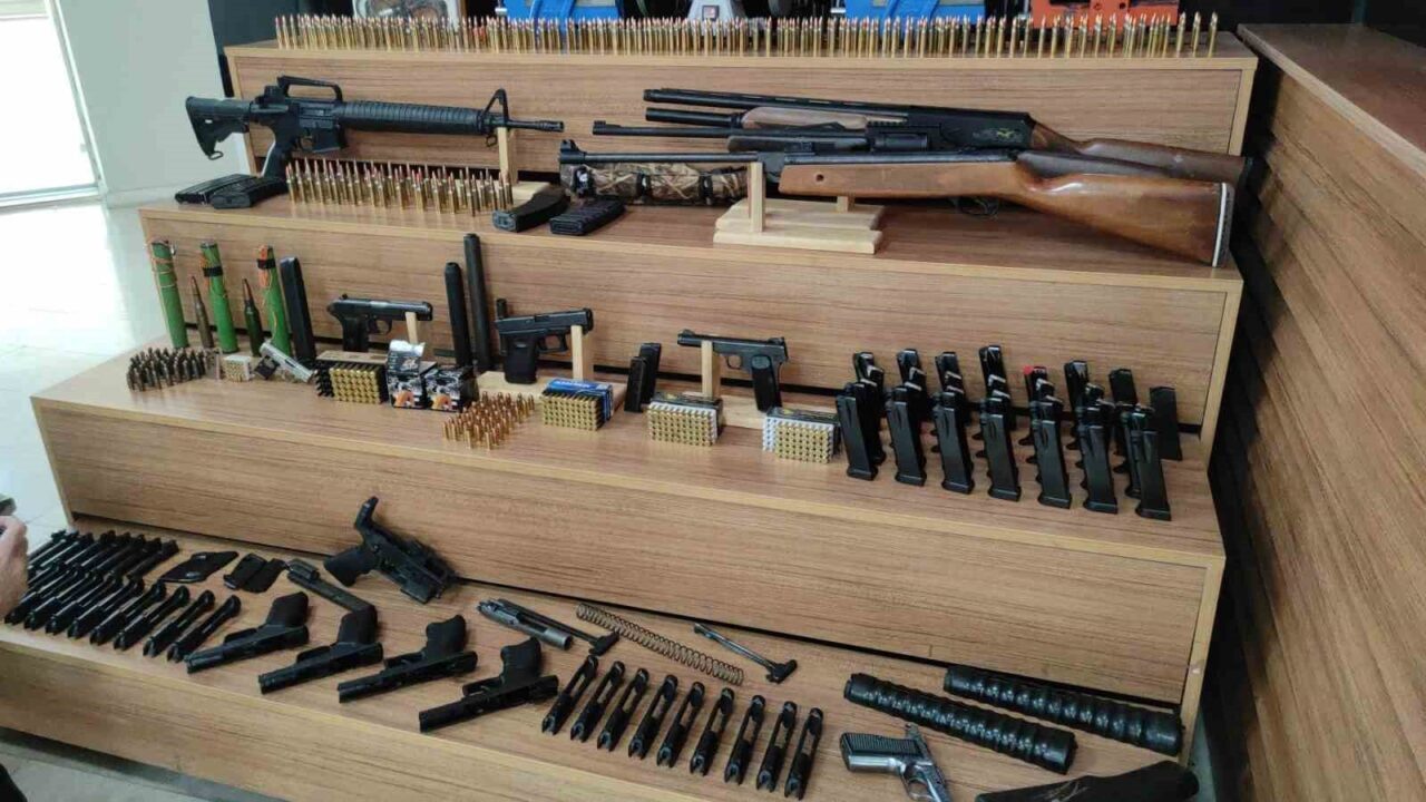 Şanlıurfa'da silah kaçakçılığına yönelik operasyon gerçekleştirildi. Emniyet ekipleri, bir iş