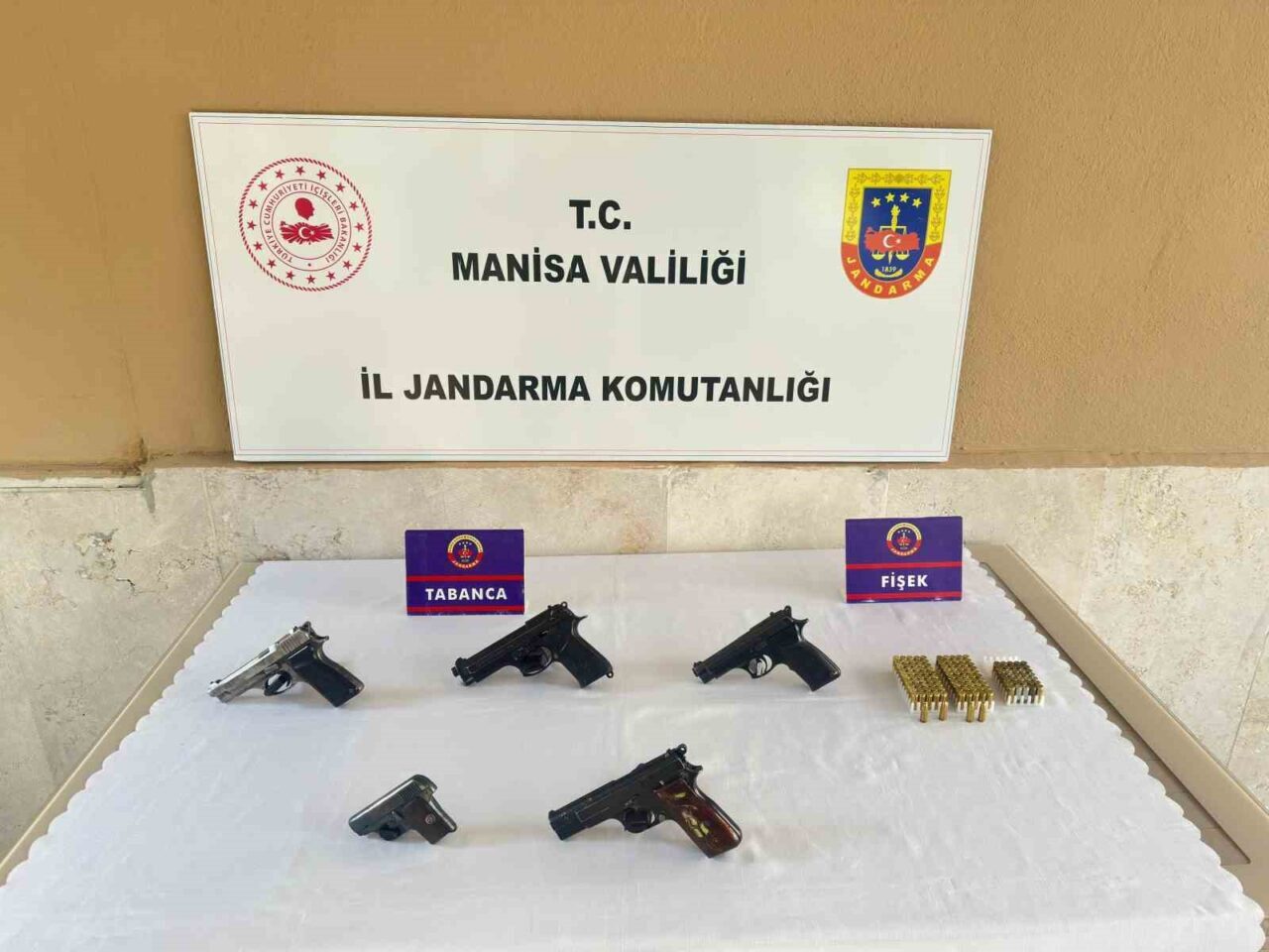 Manisa'nın Alaşehir ilçesinde, JASAT ve ilçe jandarma ekipleri, silah kaçakçısı