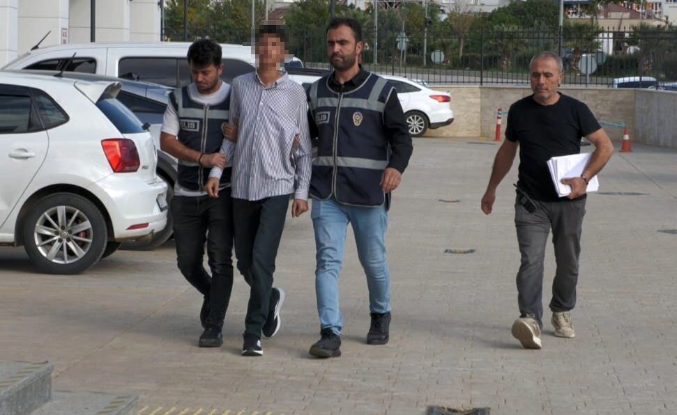 Adana'nın Kozan ilçesinde 17 yaşındaki A.E.Ç., takip ettiği E.H.'yi telefoncuda