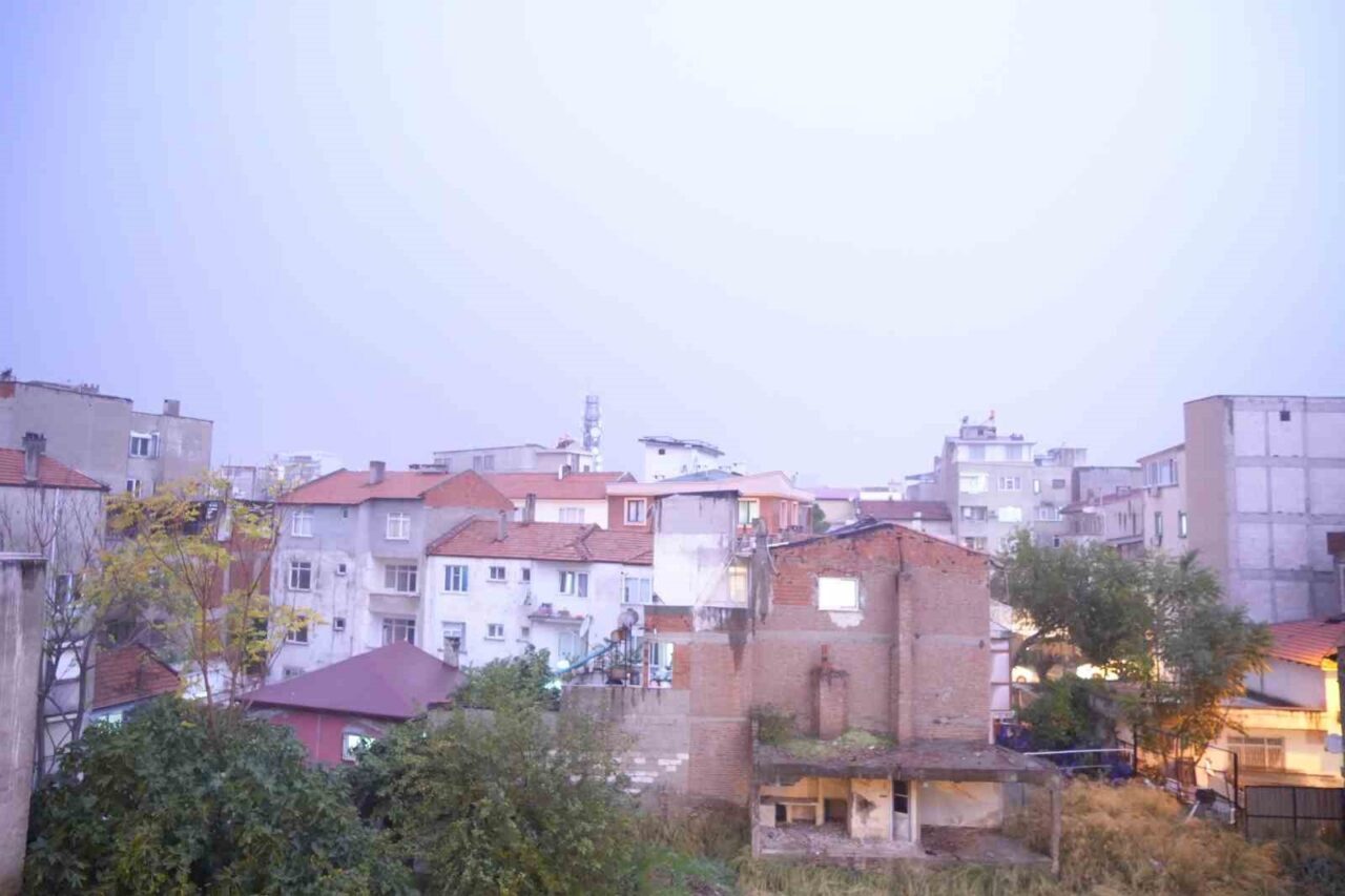 Balıkesir’in Edremit Körfezi'nde akşam saatlerinde etkili olan sağanak yağış ve